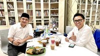 Terakhir ini kebersamaan Eko dan Pasha yang sama-sama meniti karir di politik. Lengkap dengan aneka gorengan, lontong hingga biji salak.  Foto: Instagram @ekopatriosuper