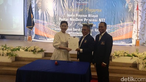 Julie Sutrisno Laiskodat menunjukkan formulir pendaftaran bakal calon kepada Ketua DPW dan Ketua Bapilu NasDem NTT.