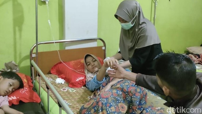 Pasien diare di Pesisir Selatan, Sumatera Barat menjalani perawatan. (Jeka Kampai/detikSumut)