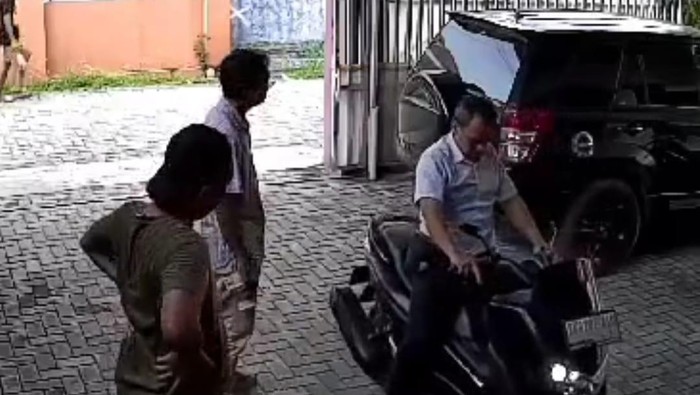 Pelaku saat mencoba motor yang akan dicurinya. (Foto: tangkapan layar)