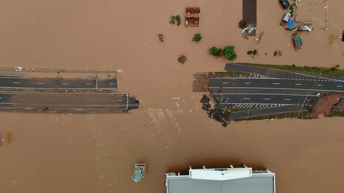 Penampakan Jalan-jalan di Brasil Hancur Diterjang Banjir A drone view shows an area affected by the floods in Lajeado, Rio Grande do Sul state, Brazil, May 3, 2024. Jeff Botega/Agencia RBS via REUTERS NO RESALES. NO ARCHIVES. THIS IMAGE HAS BEEN SUPPLIED BY A THIRD PARTY