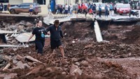 Banjir dahsyat yang melanda negara bagian paling selatan Brasil itu merusak sejumlah infrastruktur jalan. REUTERS/Diego Vara