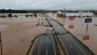 Banjir menghancurkan jalan dan jembatan di beberapa wilayah negara bagian. Badai tersebut juga memicu tanah longsor dan runtuhnya sebagian bendungan di pembangkit listrik tenaga air kecil. Bendungan kedua di kota Bento Goncalves juga berisiko runtuh, kata pihak berwenang. Jeff Botega/Agencia RBS via REUTERS