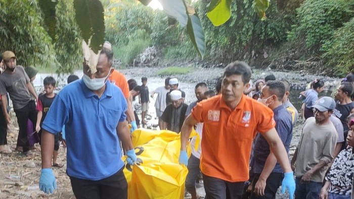 Petugas kepolisian melakukan evakuasi mayat korban di Sungai Babak, Kecamatan Gerung, Lombok Barat. Foto: Humas Polres Lombok Barat.