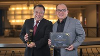 Head of Corporate Communication Department PT Bank Tabungan Negara (Persero) Tbk. Dody Agoeng bersama Department Head Liabilities Product BTN Arjanto sambil menunjukkan penghargaan Best Savings Bank of The Year-Indonesia di Thailand dari Global Brands Magazine.