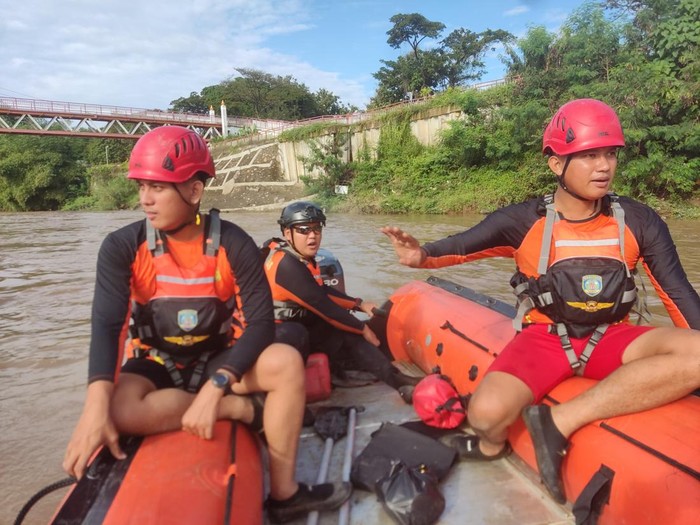 Petugas melakukan pencarian dua bocah yang terseret arus sungai di Muara Enim