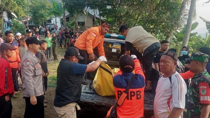 Petugas saat mengevakuasi jasad Ivan dari Sungai Citarum