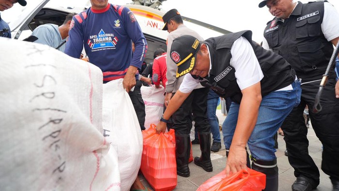 Pj Gubernur Sulsel Bahtiar Baharuddin menyalurkan bantuan untuk korban longsor di Luwu.