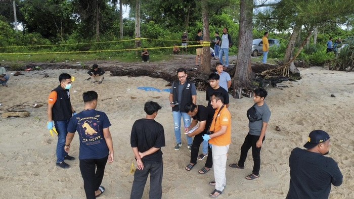 Polisi melakukan olah TKP ditemukannya pemuda tewas di pantai.