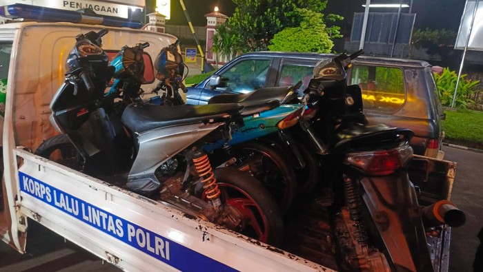 Polisi melakukan operasi kejahatan jalanan di wilayah Pondok Aren, Tangsel. Sebanyak 20 sepeda motor yang diamankan karena tak memiliki surat dan knalpot brong (dok. ist)
