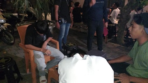 Polisi menangkap 17 pelajar mabuk-mabukan di kafe remang-remang di Mataram, NTB.