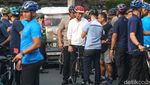 Potret Jokowi Diserbu Warga Minta Foto Saat Gowes di CFD Bundaran HI