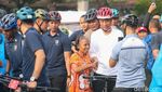 Potret Jokowi Diserbu Warga Minta Foto Saat Gowes di CFD Bundaran HI