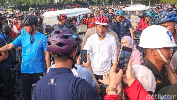 Potret Jokowi Diserbu Warga Minta Foto Saat Gowes di CFD Bundaran HI