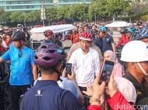 Potret Jokowi Diserbu Warga Minta Foto Saat Gowes di CFD Bundaran HI