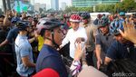 Potret Jokowi Diserbu Warga Minta Foto Saat Gowes di CFD Bundaran HI