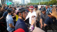 Jokowi juga sesekali berhenti untuk meladeni sejumlah warga yang minta foto bersama.