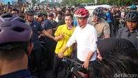 Selain berfoto bersama, banyak juga warga yang mengabadikan momen Jokowi gowes di CFD dengan ponsel pintar masing-masing.