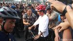 Potret Jokowi Diserbu Warga Minta Foto Saat Gowes di CFD Bundaran HI