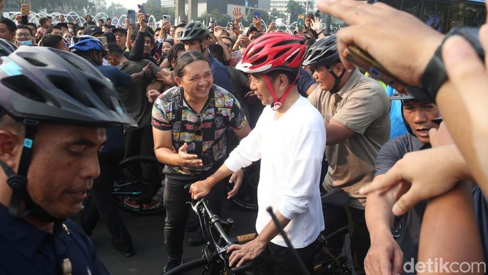 Potret Jokowi Diserbu Warga Minta Foto Saat Gowes di CFD Bundaran HI Presiden Joko Widodo (Jokowi) tengah menyapa warga saat bersepeda di hari bebas kendaraan atau car free day (CFD) di sekitar Bundaran HI, Jakarta, Minggu (5/5/2024). Jokowi nampak diserbu warga yang tengah berolahraga di Bundaran HI.