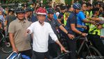 Potret Jokowi Diserbu Warga Minta Foto Saat Gowes di CFD Bundaran HI