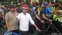 Presiden Joko Widodo (Jokowi) bersepeda saat hari bebas kendaraan bermotor atau car free day (CFD) di sekitar Bundaran HI, Jakarta, Minggu (5/5/2024).