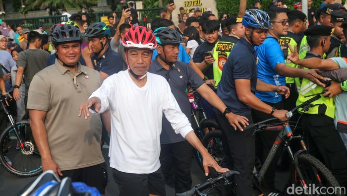 Potret Jokowi Diserbu Warga Minta Foto Saat Gowes di CFD Bundaran HI Presiden Joko Widodo (Jokowi) tengah menyapa warga saat bersepeda di hari bebas kendaraan atau car free day (CFD) di sekitar Bundaran HI, Jakarta, Minggu (5/5/2024). Jokowi nampak diserbu warga yang tengah berolahraga di Bundaran HI.