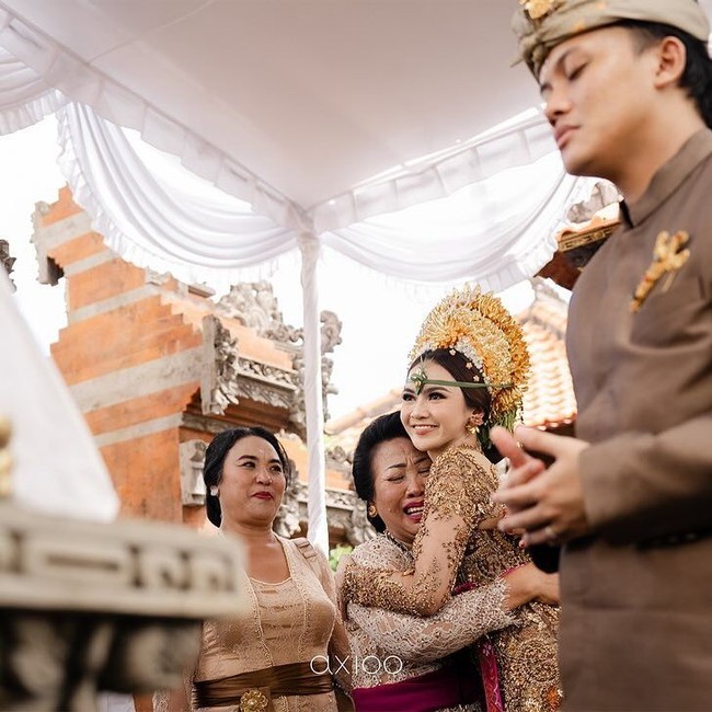 Pelantun ‘Kesempurnaan Cinta’ itu menyaksikan Mahalini mengikuti proses Dharma Suaka dan Mepamit sebelum menikah menurut adat Bali. Ayah Mahalini, I Gede Suraharja menyambut kedatang Rizky sekeluarga sebelum prosesi adat dimulai. Foto: Instagram @rfasmusic @rizkyfbian