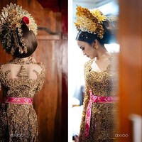 Sedangkan Mahalini tampil elegan memakai kebaya khas Bali bernuansa emas rancangan desainer Asky Febrianti. Penampilannya dilengkapi dengan mahkota emas khas Bali dan selendang pink fuschia. Foto: Instagram @rfasmusic @rizkyfbian