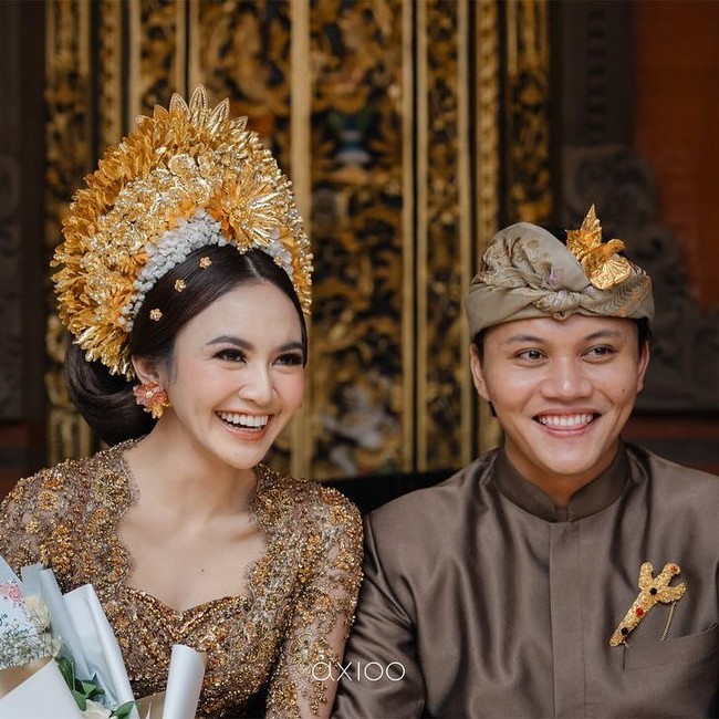 Penyanyi Mahalini menjalani prosesi adat Mepamit di Kuta Utara, Badung, Bali, pada Minggu (5/5/2024). Kebaya dan kamen bernuansa emas menjadi busana pilihannya untuk acara sakral tersebut. Foto: Instagram @rfasmusic @rizkyfbian