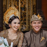 Penyanyi Mahalini menjalani prosesi adat Mepamit di Kuta Utara, Badung, Bali, pada Minggu (5/5/2024). Kebaya dan kamen bernuansa emas menjadi busana pilihannya untuk acara sakral tersebut. Foto: Instagram @rfasmusic @rizkyfbian