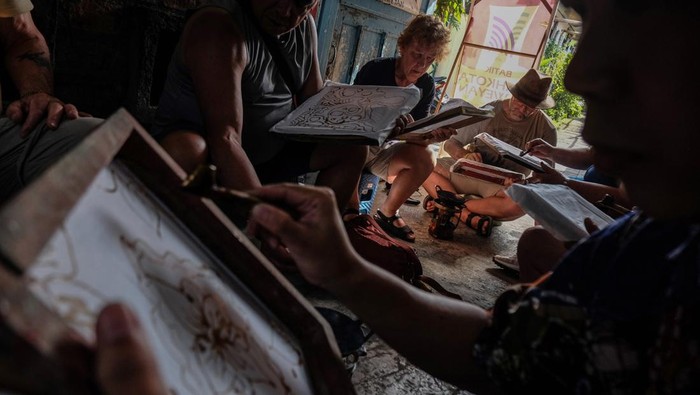 Potret Turis Asing Asyik Belajar Membatik di Solo Sejumlah turis asing belajar membatik di Mahkota Batik Laweyan, Solo, Jawa Tengah, Minggu (5/5/2024). Kegiatan itu bertujuan untuk edukasi secara singkat kepada turis asing tentang proses pembuatan batik ramah lingkungan sekaligus mengenalkan Kampung Batik Laweyan sebagai salah satu destinasi wisata budaya di Kota Solo. ANTARAFOTO/Maulana Surya/nym.