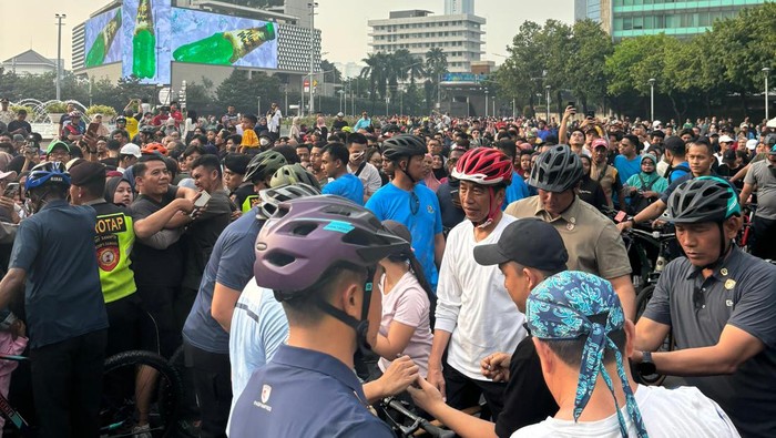 Jokowi Gowes di CFD Bundaran HI, Warga Ramai-ramai Minta Foto