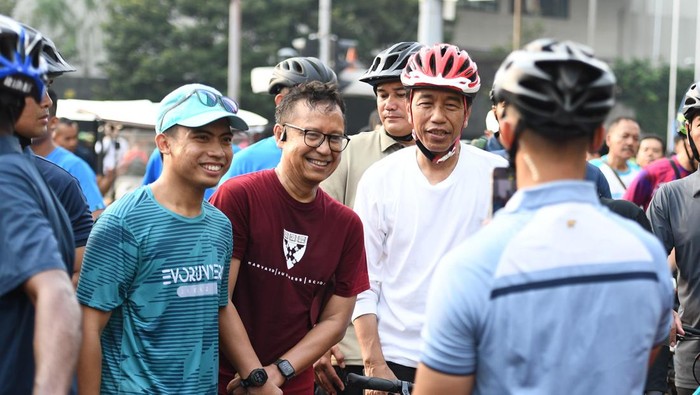 Presiden Joko Widodo (Jokowi) bersepeda saat hari bebas kendaraan atau car free day (CFD) di sekitar Bundaran HI, Jakarta pagi tadi (Kris - Biro Pers Sekretariat Presiden)