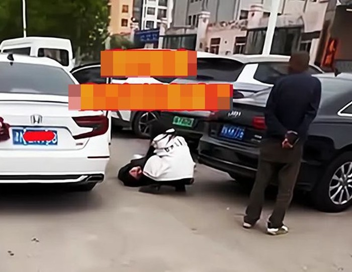 Pria Berlutut ke Istrinya di Tengah Jalan