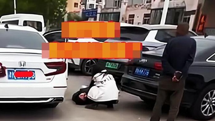 Pria Berlutut Demi Balikan dengan Mantan.