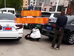 Viral Pria Berlutut ke Istrinya di Tengah Jalan, Dikira Minta Maaf Ternyata..