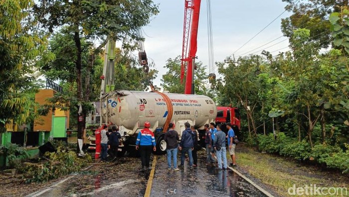 Proses evakuasi truk tangki LPG yang kecelakaan tewaskan 3 orang di Bojonegoro