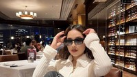 Siapa yang tak kenal komedian Jarwo Kuat? Gayanya kocak selalu menghibur banyak orang. Rupanya ia punya putri cantik yang jarang tersorot. Foto: Instagram @anjanyjrw