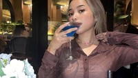 Ini momen Putri Anjani saat nongkrong seru. Menikmati mocktail berwarna biru yang segar dan menarik. Foto: Instagram @anjanyjrw