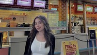 Anak perempuannya tersebut bernama Putri Anjani Jarwo yang sukses mencuri perhatian netizen karena parasnya yang cantik dan gayanya yang keren. Foto: Instagram @anjanyjrw