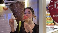 Doyan kulineran, ini keseruan Putri Anjani saat menikmati es krim. Ia menikmasti es krim cone yang isiannya sampai menggunung. Foto: Instagram @anjanyjrw