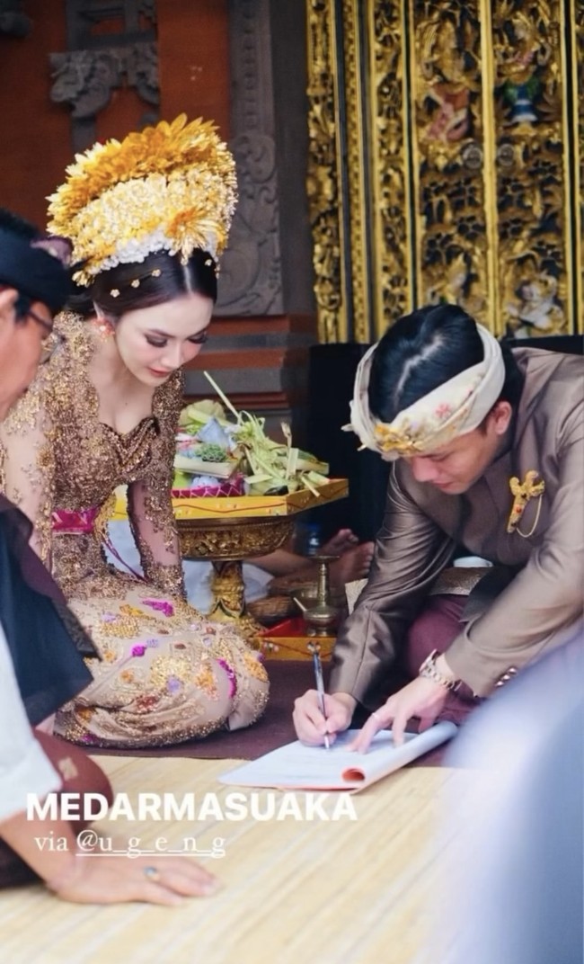 Pasangan itu telah melangsungkan upacara adat Dharma Suaka, di mana calon mempelai pria meminta izin meminang pada keluarga mempelai wanita untuk melangkah ke jenjang pernikahan. Acara dilanjutkan dengan upacara Mepamit, yang bermakna calon pengantin wanita meminta izin kepada leluhurnya untuk menikah dan selanjutnya menjadi tanggung jawab calon pengantin pria. Foto: dok. Instagram @lini_febian