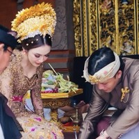 Pasangan itu telah melangsungkan upacara adat Dharma Suaka, di mana calon mempelai pria meminta izin meminang pada keluarga mempelai wanita untuk melangkah ke jenjang pernikahan. Acara dilanjutkan dengan upacara Mepamit, yang bermakna calon pengantin wanita meminta izin kepada leluhurnya untuk menikah dan selanjutnya menjadi tanggung jawab calon pengantin pria. Foto: dok. Instagram @lini_febian