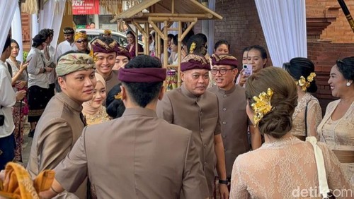 Rizky Febian dan Sule tiba di kediaman Mahalini di Banjar Aseman Kawan, Desa Tibubeneng, Kuta Utara, Badung, Bali, Minggu (5/5/2024). (Foto: Agus Eka/detikBali)