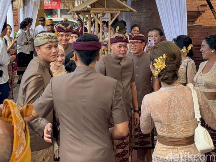 Rizky Febian dan Sule tiba di kediaman Mahalini di Banjar Aseman Kawan, Desa Tibubeneng, Kuta Utara, Badung, Bali, Minggu (5/5/2024). (Foto: Agus Eka/detikBali)