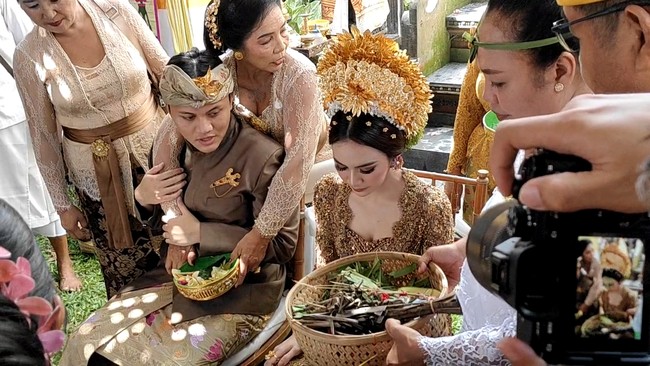 Saat mendatangi kediaman Mahalini di Bali, Rizky Febian mengenakan pakaian adat Bali bernuansa cokelat dengan setelan kamen (kain) dan destar atau pengikat kepala khas Bali berwarna perak kehijauan. Foto: Istimewa