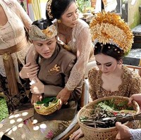 Saat mendatangi kediaman Mahalini di Bali, Rizky Febian mengenakan pakaian adat Bali bernuansa cokelat dengan setelan kamen (kain) dan destar atau pengikat kepala khas Bali berwarna perak kehijauan. Foto: Istimewa