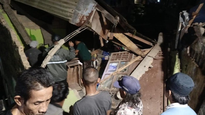 Rumah Warga di Bogor Selatan Roboh gegara Longsor, 1 Lansia Terluka