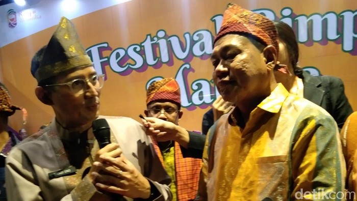 Sambolo atau ikat kepala yang dipakai Menparekraf, Sandiaga Salahuddin Uno saat berkunjung ke Bima, NTB, beberapa waktu lalu.